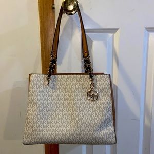 Michael Kors SOPHIA Medium Signature Tote 
Condition:Very Good